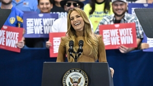 Jennifer Lopez a mers pe scenă pentru a o susține pe Kamala Harris. Ce îi reproșează lui Trump: „Ne-a reamintit cine este cu adevărat”