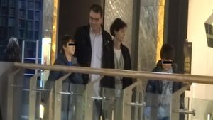 Lucian Mandruta s-a distrat cu familia la mall. Vezi ce i-a ispitit pe copiii jurnalistului