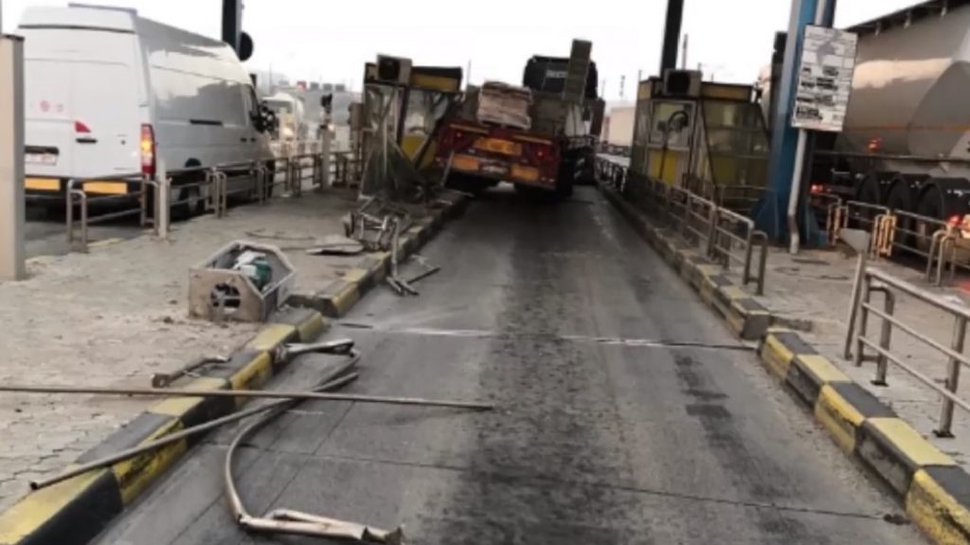Accident ca în filme pe A2, la Fetești. O cabină de la stația de taxare a fost făcută praf de un vehicul de mare tonaj