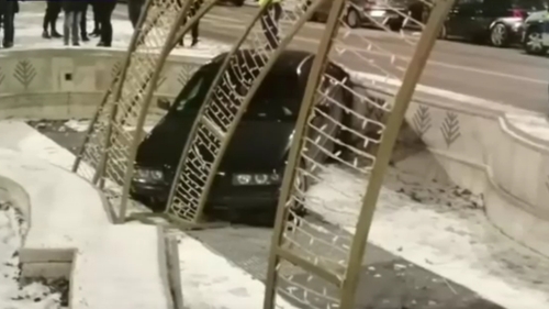Două mașini au ajuns în fântânile arteziene din Piața Unirii! Ce s-a întâmplat cu șoferii
