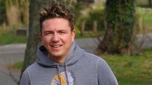 Spune ca o iubeste, insa ii este rusine sa iasa din casa impreuna cu ea! Cum arata sotia acestui tanar! Prietenii: "Esti nebun!"