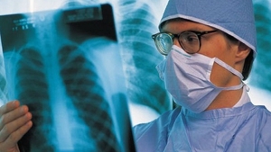 S-a dus la spital cu dureri de burta! Medicii au INCREMENIT cand au vazut ce apare pe radiografia unei femei de 82 de ani!