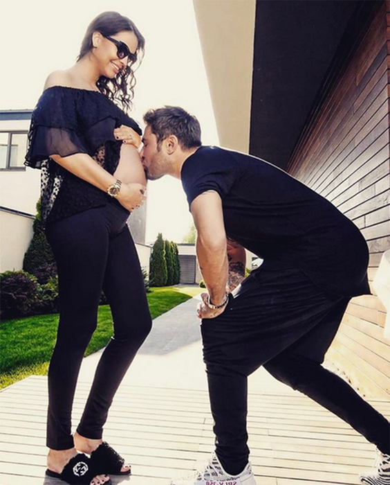 ADRIAN MUTU s-a fotografiat cu fiul lui în braţe, dar un alt lucru a atras atenţia! Ce se afla pe noptiera de lângă pat
