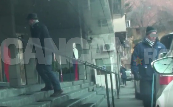 Milionarul are parte de ”protocol de grad 0” la locul de muncă Zici că-i şef de stat!