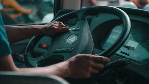 Ce salariu are un șofer STB în 2025 fără vechime, spre deosebire de unul cu experiență în transportul public. Suma e frumușică!
