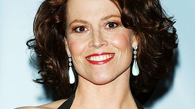 Gafă de proporţii pentru o actriţă celebră! Sigourney Weaver a purtat pe covorul roşu rochia cu spatele în faţă, neintenţionat!!!