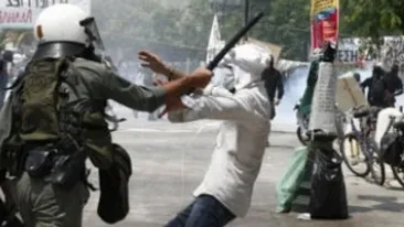 VIDEO Grecia, la un pas de razboi civil!