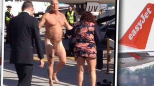 VIDEO SPECTACULOS! Un bărbat s-a DEZBRĂCAT în aeroport! A decis să-şi facă nevoile în faţa lumii