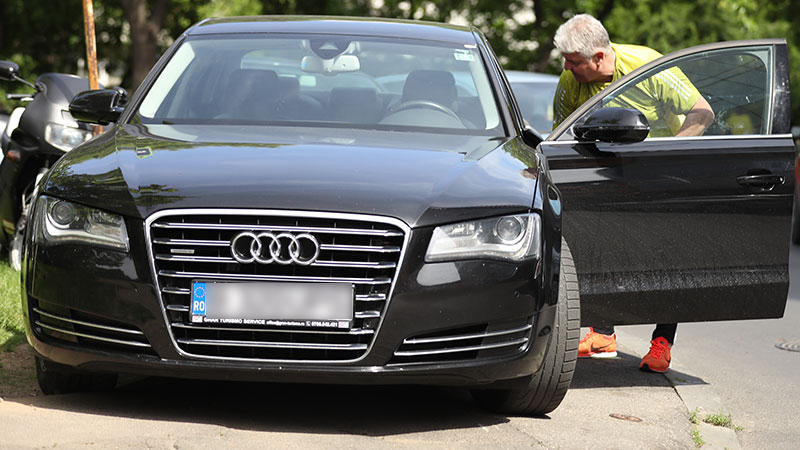 Înainte de a închide maşina, Ioan Andone verifică dacă totul este în regulă