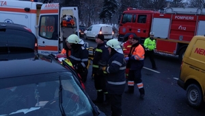 Accident în Ialomița! Două persoane au rămas încarcerate. VIDEO