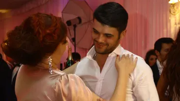 FOTO Oana Roman isi sufoca iubitul cu atata dragoste. La propriu! Imbratisarile ei seamana cu inclestarile din galele de wrestling