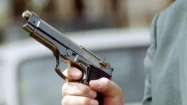 Caz șocant în Sectorul 5! Un bărbat a tras cu pistolul pentru că l-a deranjat zgomotul făcut de copiii care se jucau pe stradă