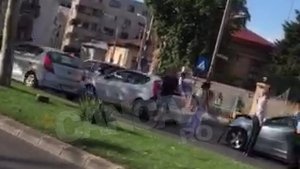 Accident spectaculos la Piata Romana. Cinci masini au intrat una in alta, iar un "Smart" a fost prins la mijloc!