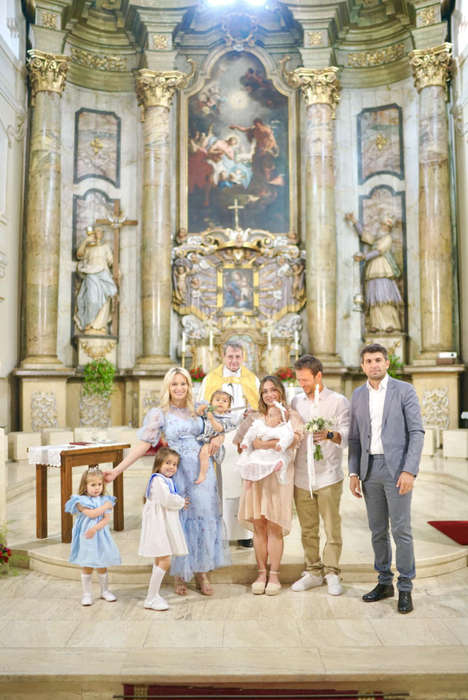 Laura Cosoi a fost nașă la botezul nepoatei ei (Foto: Facebook)