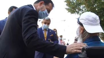 Incident cu Ludovic Orban după ieșirea de la vot: ce i-a spus un bărbat în scaunul cu rotile