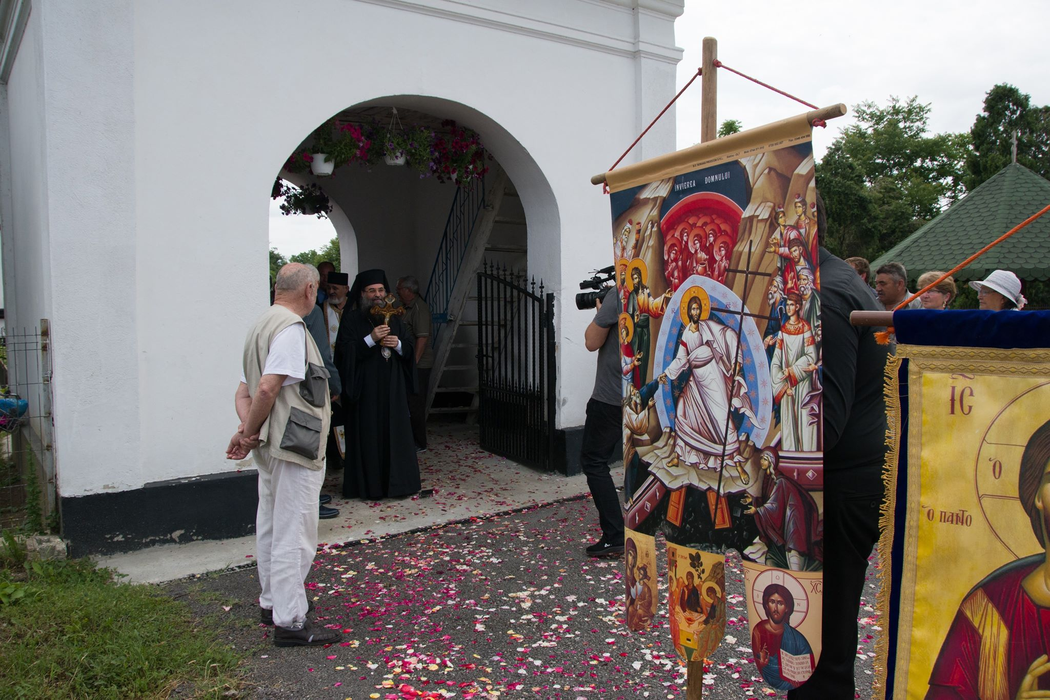 Episcopul Slatinei a pășit pe covor de petale de trandafir la Slătioara