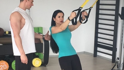 BRIGITTE SFĂT trage din greu în sala de fitness! Bruneta şi-a arătat abdomenul, după ce a slăbit foarte mult