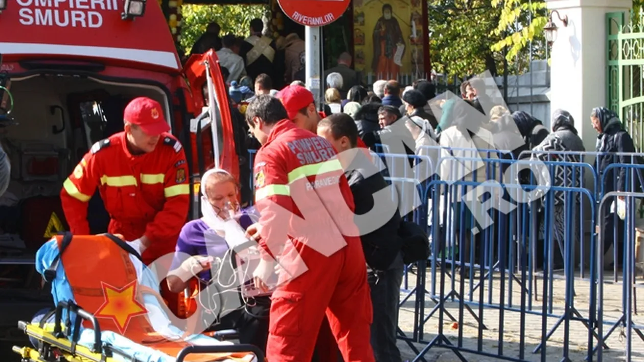 VIDEO I-a venit rau asteptand sa atinga moastele Sfantului Nectarie!