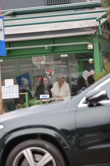 Bianca Drăgușanu și Alice Constantinică s-au întâlnit la o cafenea, unde blondina i-a dat câteva sfaturi de oraș