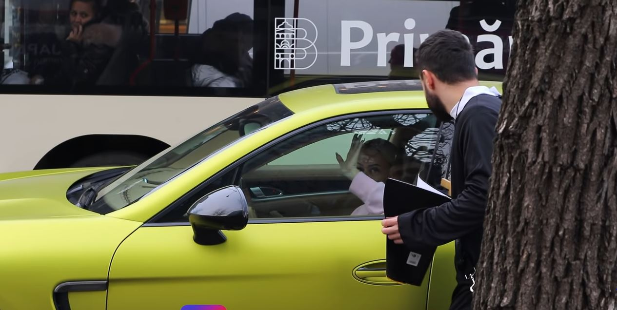 Un preot s-a apropiat de geamul Porsche-ului condus de Anda Adam și i-a cerut bani. Ce a urmat e neașteptat