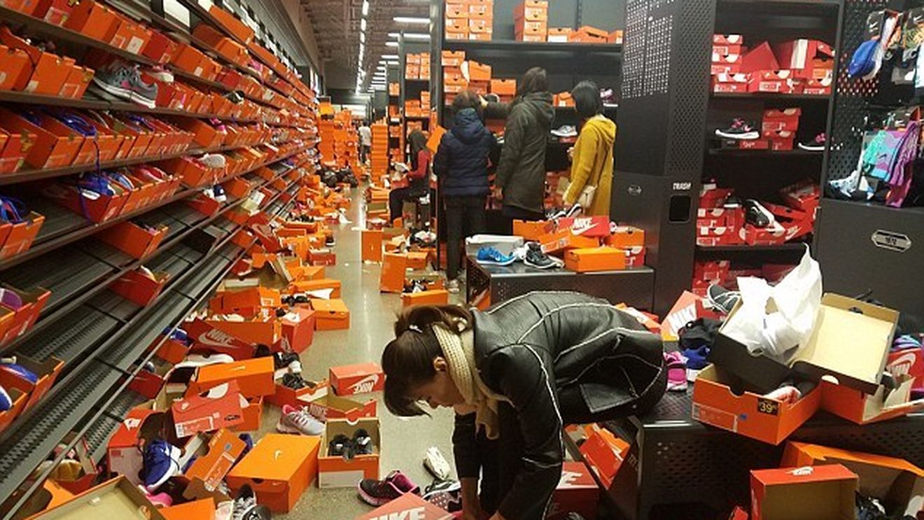 Aceste imagini par făcute după un cutremur, dar în realitate a fost vorba doar de Black Friday într-un magazin din Statele Unite!