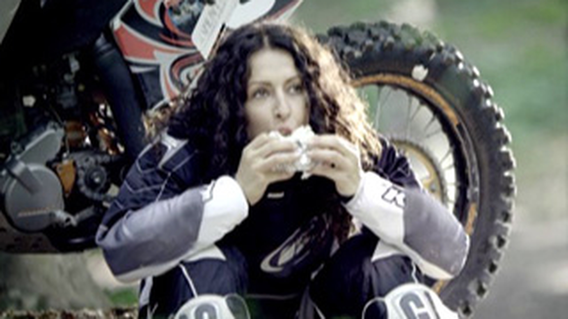 Mihaela Radulescu face reclama la mezeluri pe motor! VEZI FOTO!