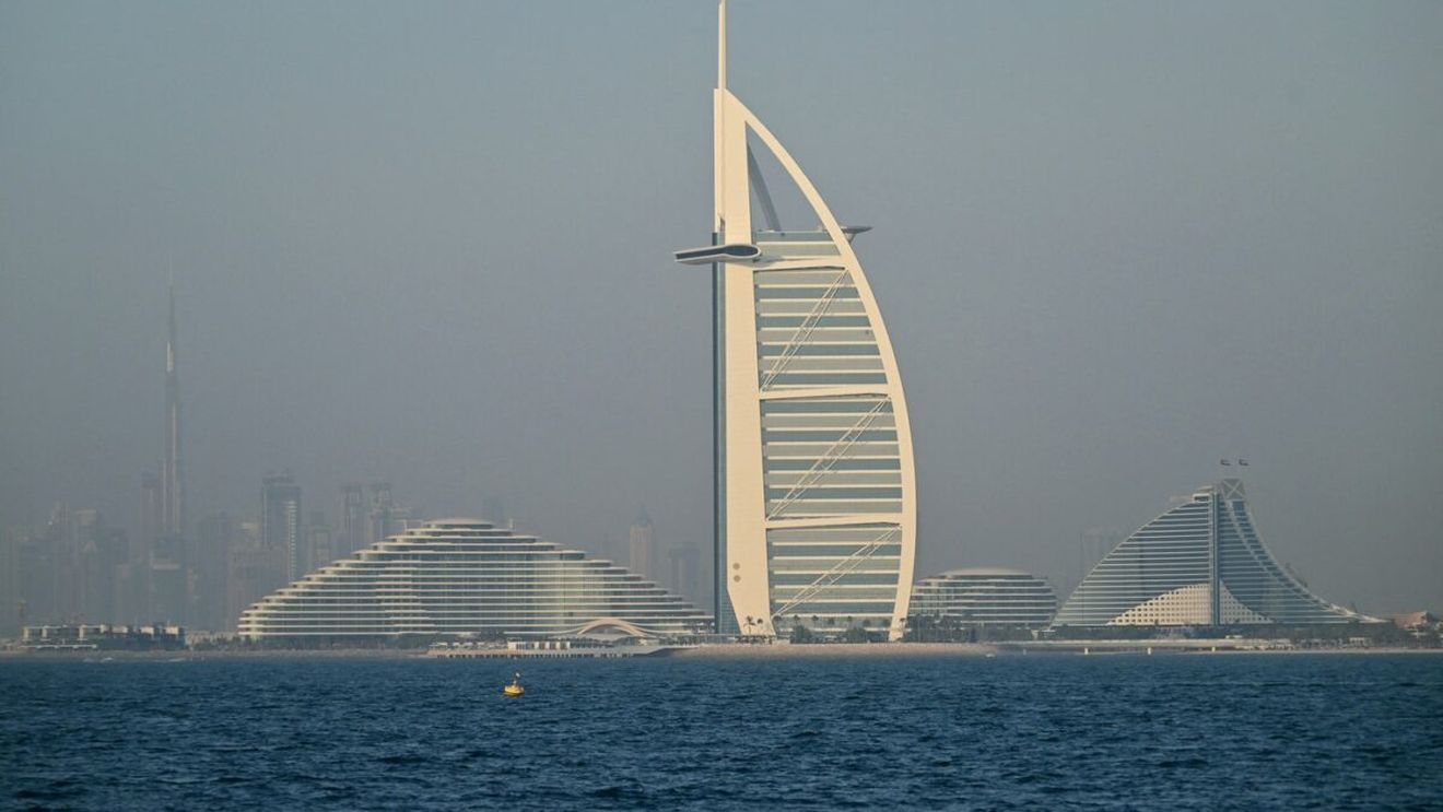 Aroganța supremă a unui influencer: s-a cazat în Burj Al Arab din Dubai. A plătit 20.500 de euro pe noapte, iar baia camerei l-a dat pe spate!