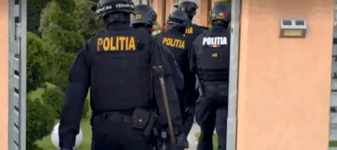 Polițiștii fac percheziții în București și 15 județe după protestul din Piața Victoriei. 30 de persoane sunt duse la audieri