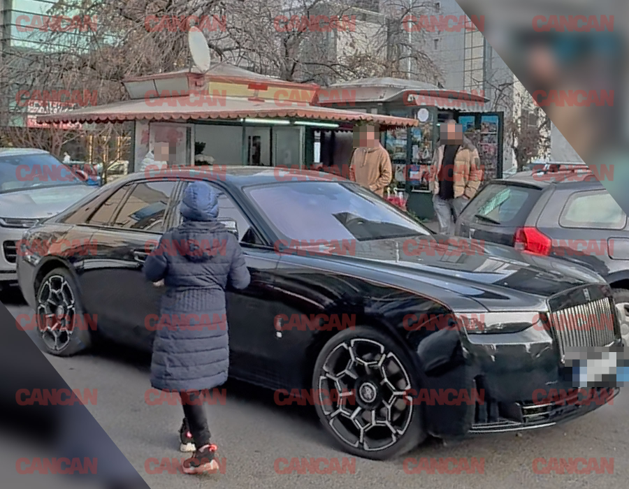 A parcat Rolls Royce-ul ix în fața restaurantului