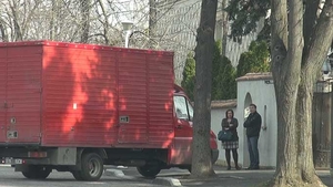 Văduva şi fiul miliardarului Dan Adamescu, mare scandal - faza pe bibelouri. Poliţia a intervenit când bunurile din casă erau băgate în camion! L-au băgat în curte şi...