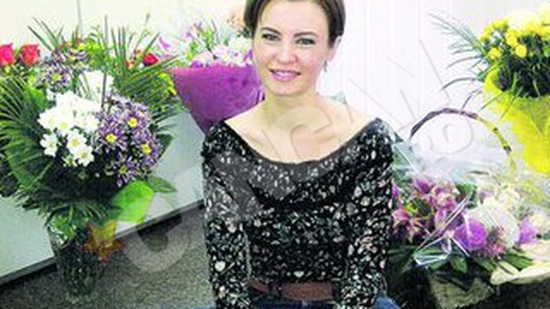 Augusta Lazarov si-a sarbatorit ziua de nastere la serviciu! Colegii i-au transformat biroul in... florarie