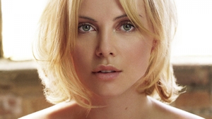 Actriţa CHARLIZE THERON, de nerecunoscut! S-a îngrăşat 15 kilograme şi a fost fotografiată aşa într-un parc