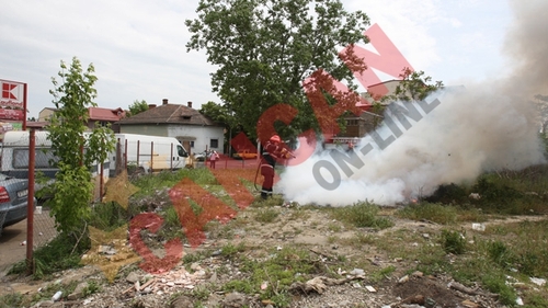 FOTO Un barbat a dat foc unor gunoaie chiar langa Kaufland