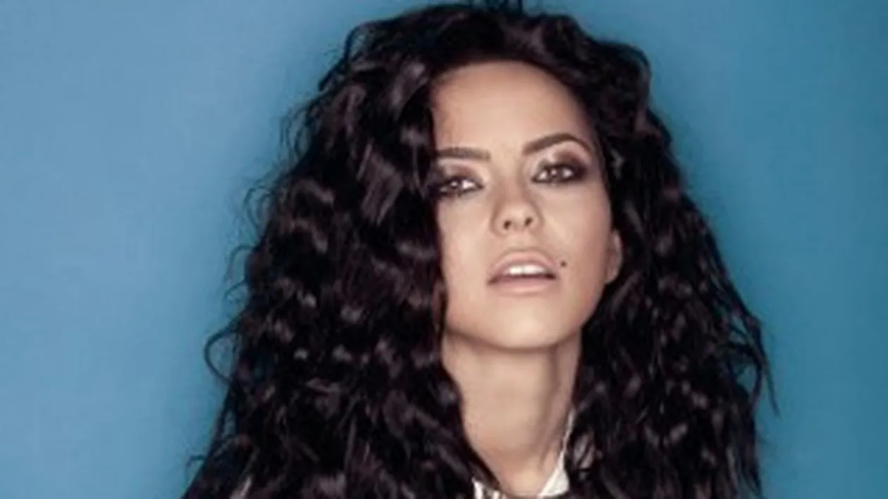 Inna poarta hainele mamei! Am multe rochii din garderoba ei