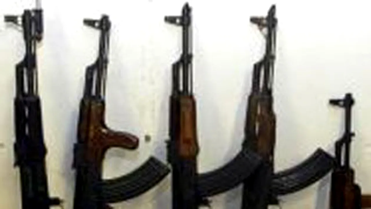 Arme romanesti dezactivate, vandute pe internet, in Franta