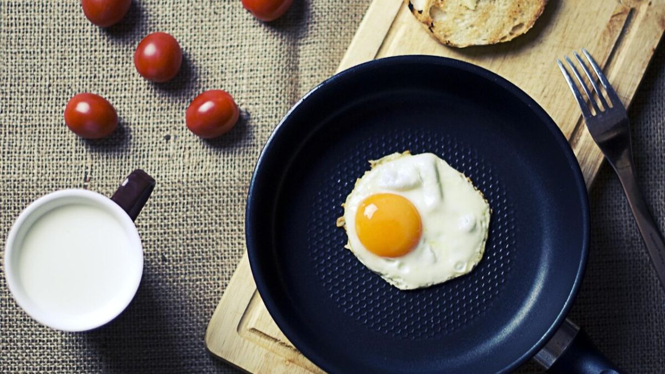 Este sigur să folosești o tigaie de teflon zgâriată sau nu? Am aflat ce spun experții