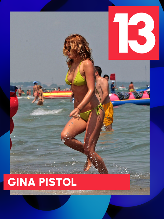 ATENŢIE! Intră în acţiune TOP 30 de vedete care au scăpat rapid de haine şi… Inna, Antonia sau Delia au fugit din calea valurilor pe nisipul fierbinte! Graba strică treaba, dar nu şi în cazul lor!