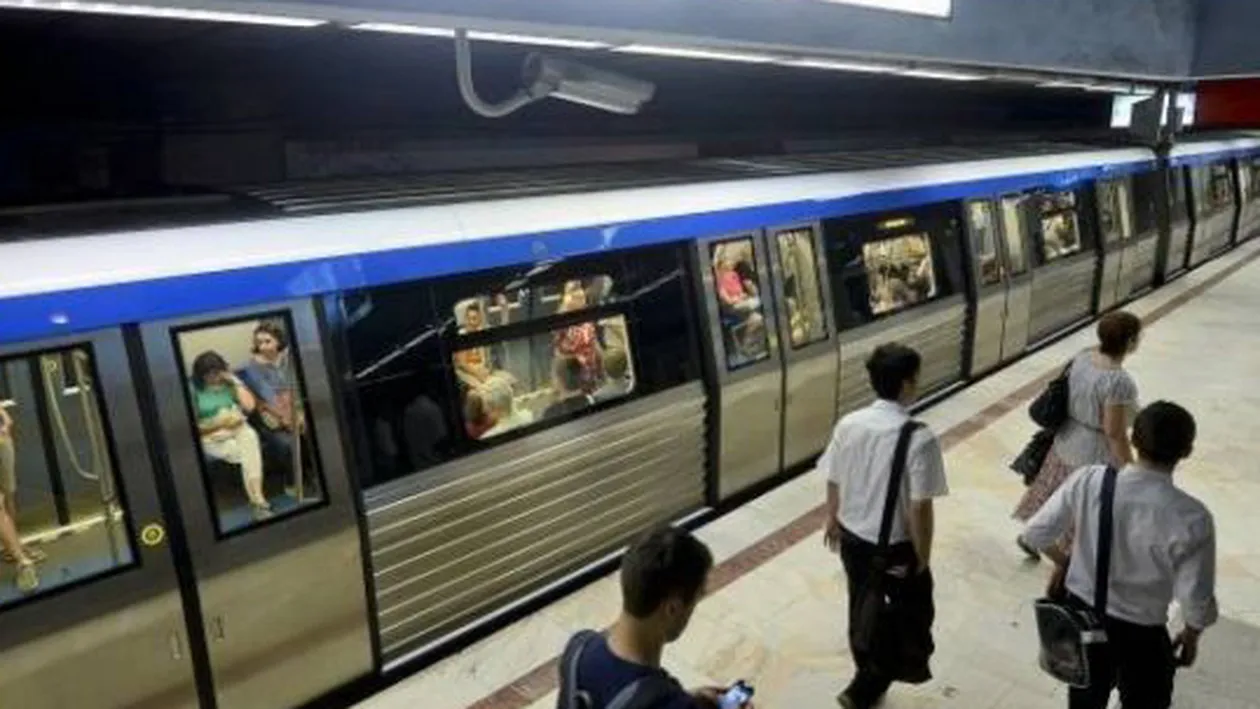Adevărul din spatele fotografiei! Ce se întâmplă cu acest bătrân care vine zi de zi la metrou