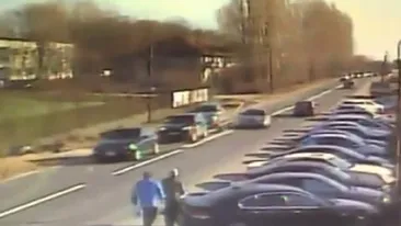VIDEO HALUCINANT. Fiul unei judecătoare din Craiova loveşte o maşină cu bâta, din mers, în plin trafic. Tânărul este un obişnuit al încăierărilor cu săbii