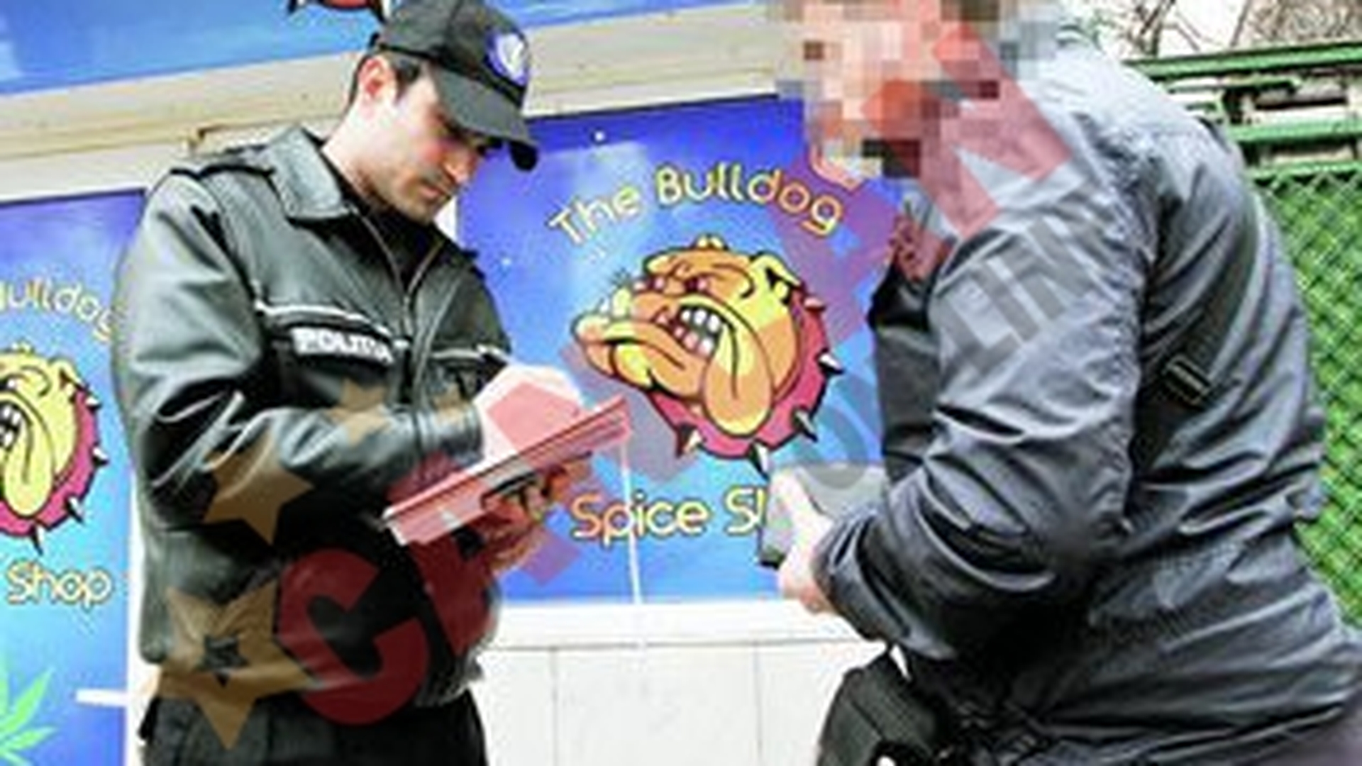 Clientii weed shop-urilor, vanati de politie