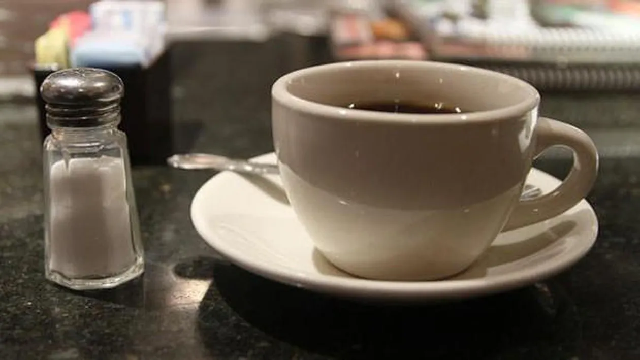 Un bărbat şi-a băut toată viaţa cafeaua cu sare. Atunci când acesta a murit, soţia lui a descoperit de ce făcea asta: Te rog să mă ierţi! Te-am minţit o singură dată