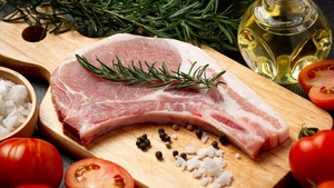 Pericol alimentar înainte de Crăciun! Carnea din piețe, infectată cu salmonella