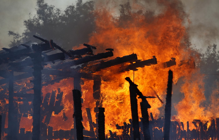 Pompierii intervin pentru stingerea unui incendiu, pe strada Pictor Aman din Timisoara, joi 15 iulie 2010. Flacarile au mistuit anexa unei case si magazia unei socitetati comerciale. ALEXANDRU HRENIUC / MEDIAFAX FOTO
