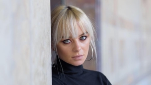 Ea știe cum arată solistul Carlaʼs Dreams! Diana Ionescu este make-up artistul trupei