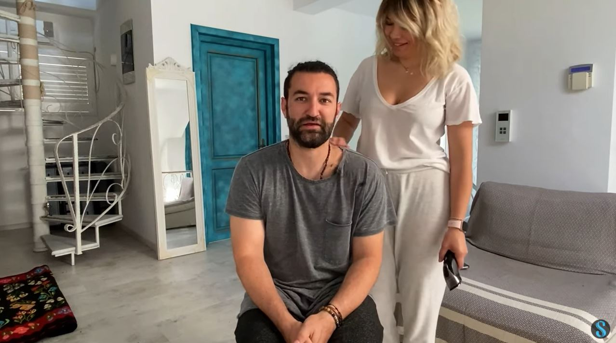 Gina Pistol și Smiley, fotografiați în ipostare tandre! Prezentatoarea de la Antena 1 l-a pipăit într-o zonă intimă pe artist în timp ce erau la o petrecere
