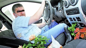 Sirianul care isi transformase masina in sera pe patru roti a divortat dupa 13 ani de casnicie! Taximetristul romantic si-a lasat nevasta fara copii