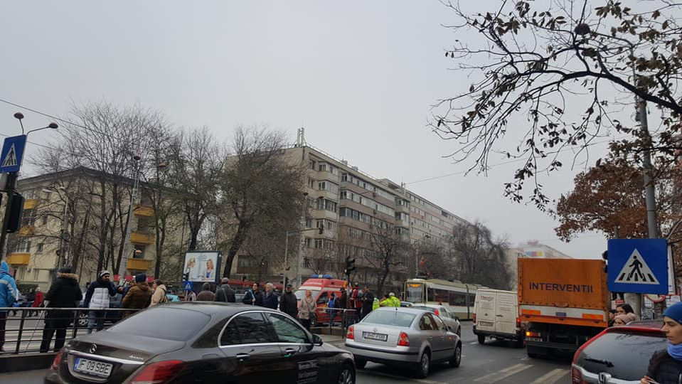 Un șofer care circula pe linia de tramvai a lovit un pieton. Circulația, oprită în zona Dr. Grozovic din Capitală
