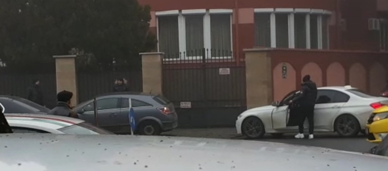 Fiii lui Vasile Turcu l-au apostrofat serios pe bărbatul care a parcat în apropierea casei lor