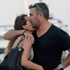 A devenit faimos pentru albumele de studio de trei ori medaliate cu platină