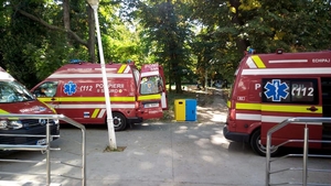 Imagini dure! Pacienții Covid-19 de la Institutul Marius Nasta, tratați pe holurile spitalului. Sistemul medical, în pragul colapsului. „Nu mai fac față”
